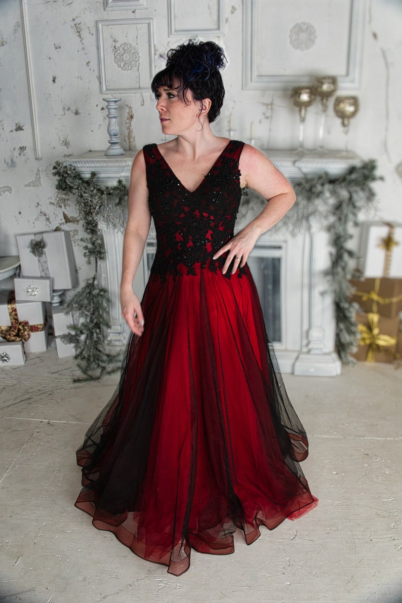 Gothic V-Neck Sleeveless Black and Red Wedding Dresses Lace image 3