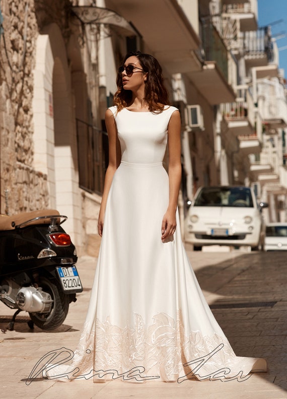 Short train store wedding dress
