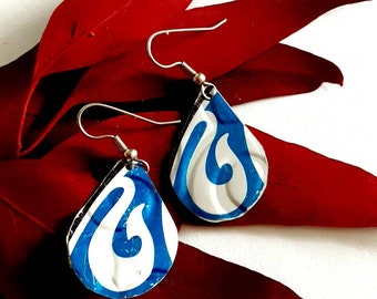 Pendientes de lágrima de lata de refresco reciclada: Remolino de océano azul, joyería hawaiana hecha a mano