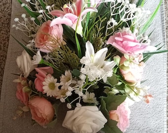 Fleurs de cimetière roses et blanches, les fleurs artificielles peuvent également être utilisées pour les mariages.