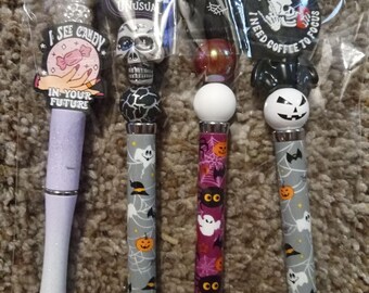 Ce lot comprend 4 stylos décorés pour Halloween. Un cadeau idéal pour les enseignants, la famille et les amis à l'occasion d'Halloween.