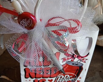 Sac cadeau décoré pour boisson gazeuse et stylo assorti. Parfait pour Noël, un anniversaire, un professeur, un mariage ou toute autre occasion.
