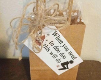 Papier toilette de secours : un cadeau humoristique parfait pour un anniversaire, une partie de chasse ou toute autre occasion.