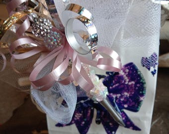 Un magnifique sac cadeau blanc décoré + un stylo orné de perles. Parfait pour Noël, un anniversaire, un professeur, un mariage ou toute autre occasion.