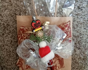 Une touche d'élégance. Sac cadeau décoré pour enseignants (taille moyenne) + un magnifique stylo à perles. Idéal pour Noël.