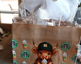 Sac cadeau décoré sur le thème du café. Idéal pour Noël, un anniversaire, un mariage ou toute autre occasion. Taille moyenne.