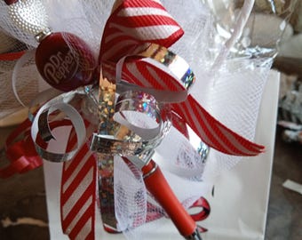Sac cadeau décoré pour boisson gazeuse et stylo assorti orné de perles. Parfait pour Noël, un anniversaire, un professeur, un mariage ou toute autre occasion.
