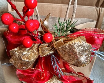 Sac cadeau de Noël décoré de fleurs. Idéal pour un anniversaire, un mariage, une enseignante ou toute autre occasion. Cette annonce concerne un petit sac cadeau à fleurs.