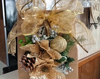 Sac cadeau doré décoré pour Noël. Idéal pour Noël, un anniversaire, un mariage ou toute autre occasion. Taille moyenne.