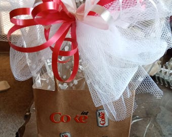 Sachet cadeau décoré pour boisson gazeuse. Idéal pour Noël, un anniversaire, un mariage ou toute autre occasion. Cette annonce concerne un petit sachet cadeau.