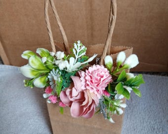 Parfait pour un anniversaire, un professeur, un mariage ou toute autre occasion. Cette annonce concerne 2 petits sacs cadeaux décorés de fleurs.