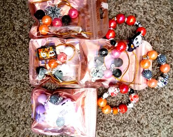 Kits de bracelets, cadeaux parfaits pour Halloween, les anniversaires ou comme cadeaux d'enseignants pour leurs élèves. 4 kits de bracelets