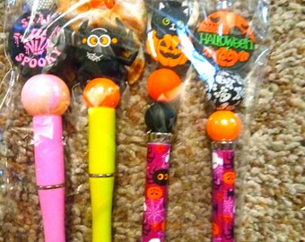 Ce lot comprend 4 stylos décorés pour Halloween. Un cadeau idéal pour les enseignants, la famille et les amis à l'occasion d'Halloween.