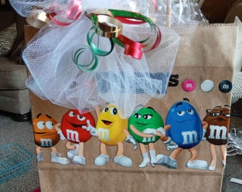 Sac cadeau décoré pour les amateurs de bonbons. Idéal pour Noël, un anniversaire, un mariage ou toute autre occasion. Taille moyenne.