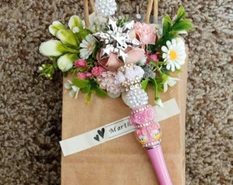 Une touche d'élégance. Petit sac cadeau décoré + un magnifique stylo à perles. Parfait pour Noël, un anniversaire, un cadeau pour un professeur, un mariage ou toute autre occasion.