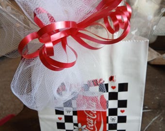 Petit sac cadeau décoré pour boisson diététique, idéal pour Noël, un anniversaire, un mariage ou toute autre occasion. Cette annonce concerne un seul petit sac cadeau.