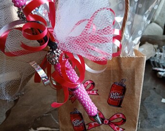 Petit sac cadeau marron décoré pour boisson gazeuse. Idéal comme cadeau pour un professeur, Noël, un anniversaire ou toute autre occasion.