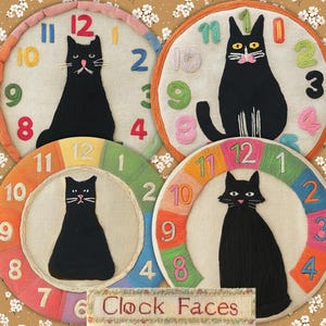 以下が含まれることがあります： 黒い猫とカラフルな数字が刺繍された時計の文字盤が4つあります。時計の文字盤は丸く、白い背景です。猫はすべて、尻尾を脚に巻き付けた似たような姿勢で座っています。数字は時計の文字盤の外側に円形に配置されています。時計の下には「Clock Faces」という文字が印刷されています。