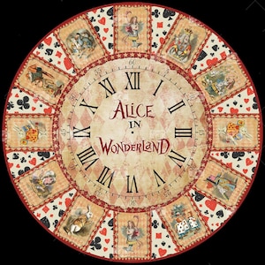 Peut inclure: Un cadran d'horloge de style vintage avec des chiffres romains et un design fantaisiste mettant en scène des personnages d'Alice au pays des merveilles. Le cadran de l'horloge est entouré de cartes à jouer et d'autres éléments décoratifs.