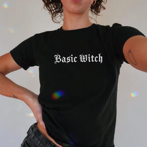 Enkel häxa Halloween baby-t-shirt feministisk halloween-tröja emo gotisk text dam halloween-tröja minimalistisk bus-or-treat-outfit