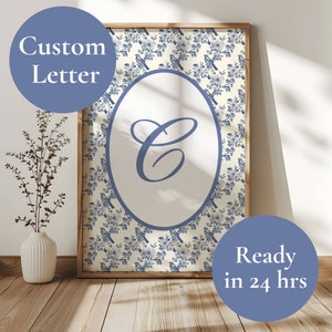 Impresión artística inicial personalizada, arte de pared chinoiserie, impresión de monograma de toile azul personalizado, arte de pared para dormitorio, arte floral vintage azul, regalo para ella
