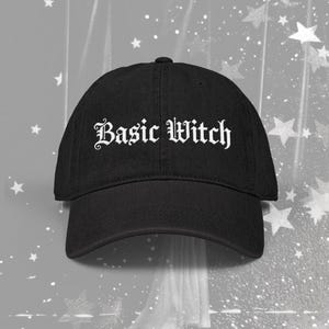 Cappello di jeans con ricamo da strega basica, cappello di Halloween gotico minimalista con scritta, perfetto per dolcetto o scherzetto, cappello da strega femminista.