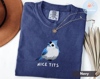 Camiseta divertida con bordado de pájaro, bonitas tetas, herrerillo copetudo, regalo para amantes de las aves, camiseta para amantes de las actividades al aire libre, divertida camiseta de humor para adultos, camiseta de pájaro azul
