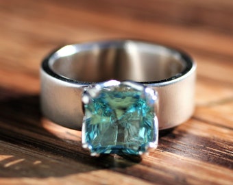 SOLITARIO DI TORMALINA PARAIBA * Montatura a otto punte scolpita * Fascia in argento argentato * Misura dell'anello * Taglio Asscher * Colore verde blu pallido