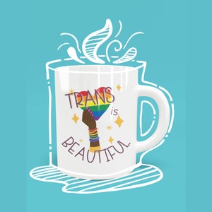 Könnte beinhalten: Eine weiße Keramiktasse mit einem Regenbogenherz und dem Text "TRANS is BEAUTIFUL" in lila Schrift. Das Herz wird von einer braunen Hand mit Regenbogenarmbändern gehalten.