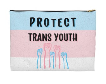 Puede incluir: Una bolsa rectangular con cremallera con un diseño a rayas azul claro, rosa y blanco. El texto "PROTECT TRANS YOUTH" está impreso en negro, junto con ilustraciones de puños levantados en rosa y azul.