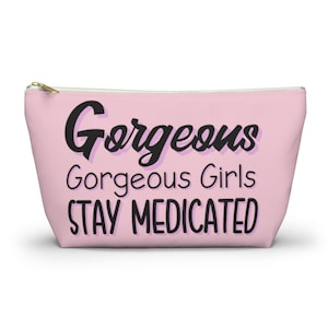 Stoner Geschenk, Wunderschöne Wunderschöne Mädchen Bleiben Sie beschützt, süße Makeup Tasche, Cannabis Tasche