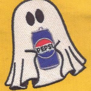 Puede incluir: Fantasma blanco sosteniendo una lata de Pepsi azul y roja. El fantasma tiene dos ojos negros y una sábana blanca.