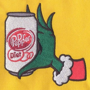 Pode incluir: Mão verde segurando uma lata de refrigerante Dr Pepper Diet. A lata é branca com letras vermelhas e brancas.