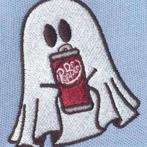 Op de afbeelding: Geborduurde patch met een witte geest die een Dr. Pepper-blikje vasthoudt. De geest heeft donkerbruine ogen en een bijpassende omtrek. Het Dr. Pepper-blikje is rood met witte letters. De patch bevindt zich op een lichtblauwe stoffen achtergrond.