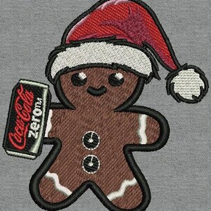 Könnte beinhalten: Ein Lebkuchenmann mit einem roten und weißen Weihnachtsmann-Hut hält eine Dose Coca-Cola Zero.