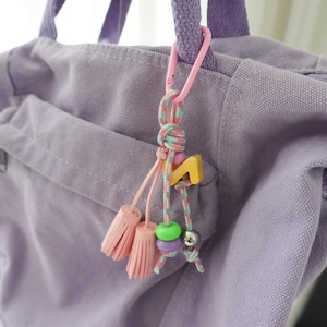 Aangepaste tashanger tas TS02.Pink, gepersonaliseerde eerste tashanger, sleutelhanger kwastje, rugzakaccessoire, cadeau beste vriend, kindernaamkaartje