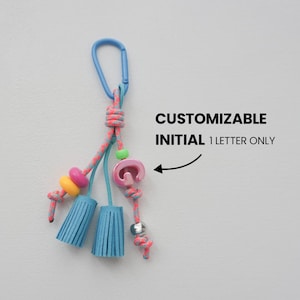 Aangepaste tashanger met kwastje TS01.Blue, gepersonaliseerde eerste tashanger, sleutelhanger kwastje, rugzakaccessoire, cadeau beste vriend, kindernaamkaartje