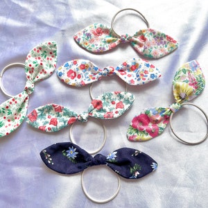 Liberty London Blumen Hase Ohr Schleife Haargummi, florale Haarschleife, Liberty Stoff Haarschleife, florale Schleife Haargummi, Liberty Haarschleife