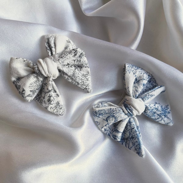 Cottagecore Toile de Jouy small girl hair bow clip. French linen bow hair clip, cottagecore handties bows for small girls, classic hair bows