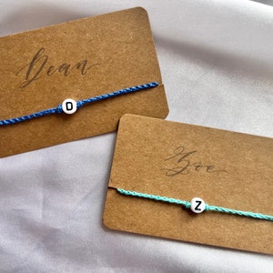 Bracelet initial personnalisé, bracelet d'amitié, cadeau de fête d'enfants, remplisseurs de sac de goodies, cadeau d'enterrement de vie de jeune fille, remplisseur de carte d'anniversaire de carte de Noël