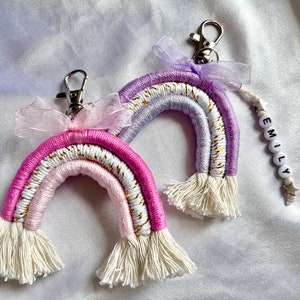 Porte-clés arc-en-ciel en macramé personnalisé, étiquette de sac de livres, porte-clés arc-en-ciel, étiquette de nom de cartable, cadeau de rentrée, cadeau de rentrée