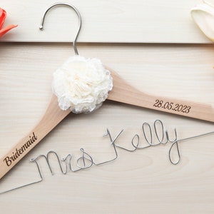 Personalisierte Hochzeit Aufhänger mit rustikaler Blume, benutzerdefinierter Name Wired Holz Kleiderbügel, Brautparty Geschenke, Groomsman Vorschlag, Hochzeit Kleiderbügel