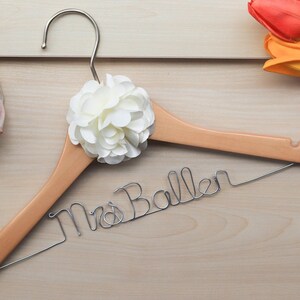 Gepersonaliseerde houten bruilofthanger: gepersonaliseerd bruidsfeestcadeau