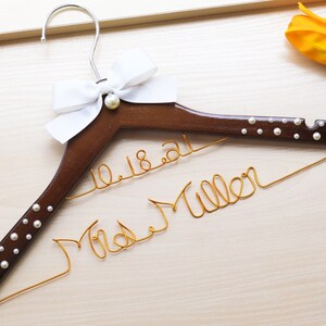 Personalisierter Perlen-Hochzeits-Kleid-Aufhänger, benutzerdefinierter Name-Bogen-Aufhänger, Brautjungfern-Aufhänger, Mrs-Aufhänger, Aufhänger für Braut-Hochzeits-Geschenke