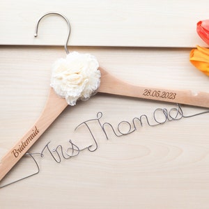 Personalisierte Hochzeit Aufhänger mit rustikaler Blume, benutzerdefinierter Name Wired Holz Aufhänger, Braut Party Geschenke, Holz Braut Hochzeit Kleiderbügel