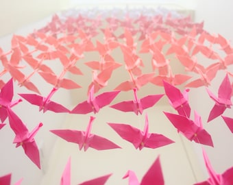 500 grullas de origami: guirnalda de fondo de boda con degradado rosa