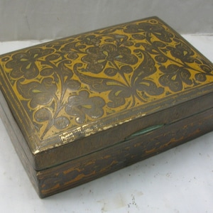 Vecchia scatola di sigarette vintage, scatola con coperchio, con disegni floreali, custodia in ottone con pannello interno in legno (12 x 8 x 4,5 cm) Condizioni: qualche segno di usura