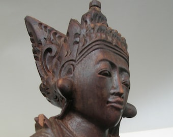 Vintage handgeschnitzte balinesische Figur von Dewi Ratih, der in den Mund des Dämons Kala Rau (11 Zoll groß) absteigt