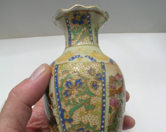 Small Vintage Satsuma Bud Vase with Geishas and Floral Designs (15 cm tall)