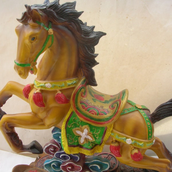 Cheval chinois bondissant avec nuages, pièces de monnaie et lingots, résine solide vintage (21 cm de haut, 25 cm de long) Condition: anciennes réparations sur la jambe arrière et la queue